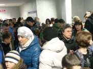 Болельщики поддерживают спортсменов в холле ФОКа.