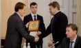 Лучшим рабочим вручили грамоты.