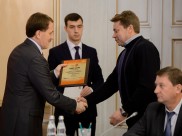 Лучшим рабочим вручили грамоты.