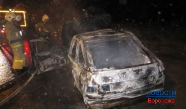 Легковушка сгорела в Воронежской области.
