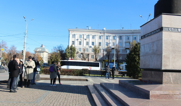 Студенты из Польши возложили цветы к памятнику Ивану Черняховскому.