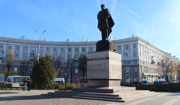 Студенты из Польши возложили цветы к памятнику Ивану Черняховскому.
