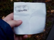 Объявление с лезвиями висело в парке.