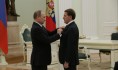 Владимир Путин вручил орден Алексею Гордееву.