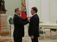 Владимир Путин вручил орден Алексею Гордееву.