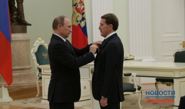 Владимир Путин вручил орден Алексею Гордееву.