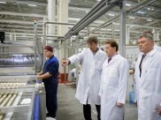 Уже вовсю работают линии по производству сладостей.
