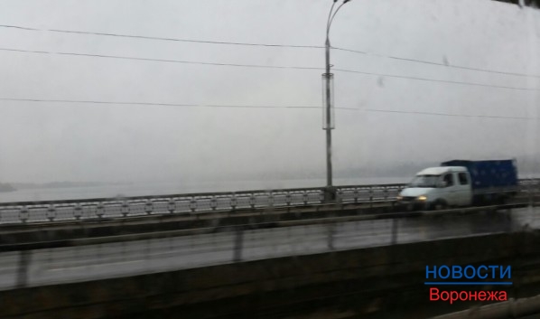 Воронежцев просят осторожнее ездить в дождь и туман.