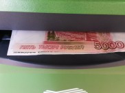 Воронежец снял деньги с чужой карточки.