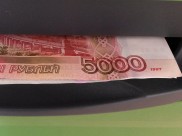 У девушки приятель украл деньги с карточки.