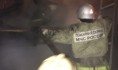 Два десятка пожарных тушили здание.