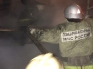 Два десятка пожарных тушили здание.
