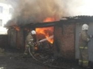 Иномарка сгорела в боксе гаража.