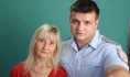 Полицейские делают селфи с мамами.