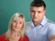 Полицейские делают селфи с мамами.