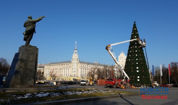 Наряжают ёлку на площади Ленина в Воронежа.