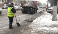 Днем город продолжают убирать.