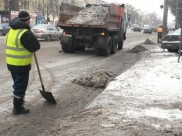 Днем город продолжают убирать.
