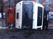 Мусоровоз опрокинулся.