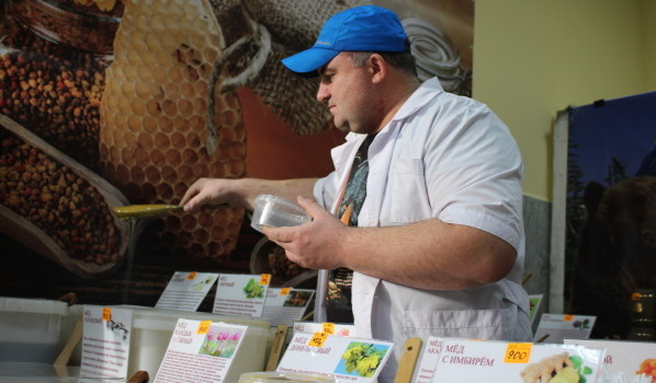 Воронежцев приглашают купить мёда.