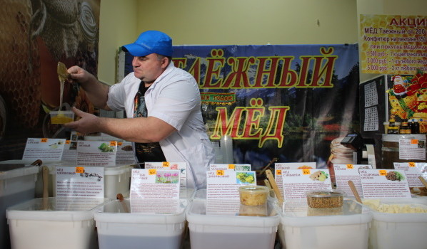 Воронежцев приглашают купить мёда.