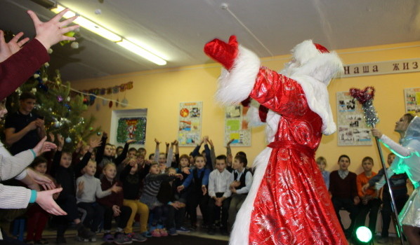 Детям из воронежских интернатов показали новогодние сказочные представления. 