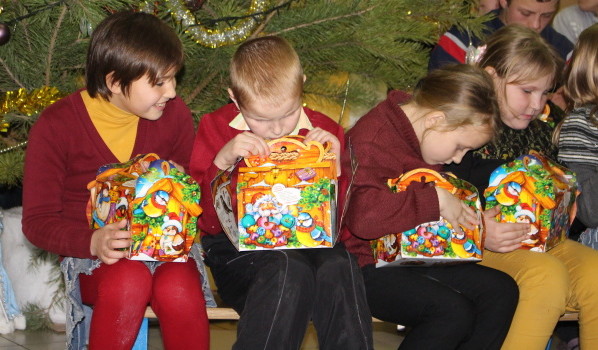 Детям из воронежских интернатов показали новогодние сказочные представления. 