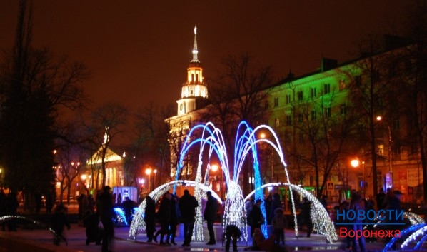 Зимний фонтан открылся в Кольцовском сквере.