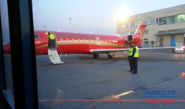 Самолет вернулся из-за неисправного шасси.