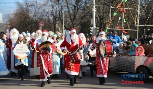 Парад Дедов Морозом прошел в Воронеже.