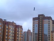 Мужчина прошел по канату, натянутому между десятиэтажками.