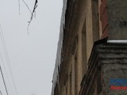 Воронежцев просят быть осторожными около домов с сосульками.