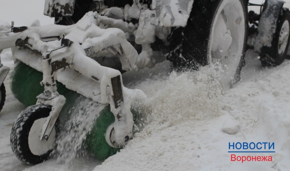 Коммунальщики убирают снег в Воронеже.