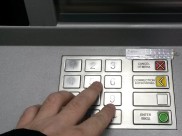 Воронежец пришел в банк, а на его карте не оказалось денег.