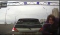 Водитель возмущается и бьет по капоту машины.