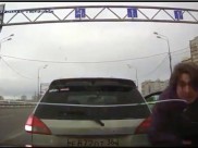 Водитель возмущается и бьет по капоту машины.
