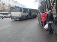 Вот так высаживали автобусы пассажиров на остановке.