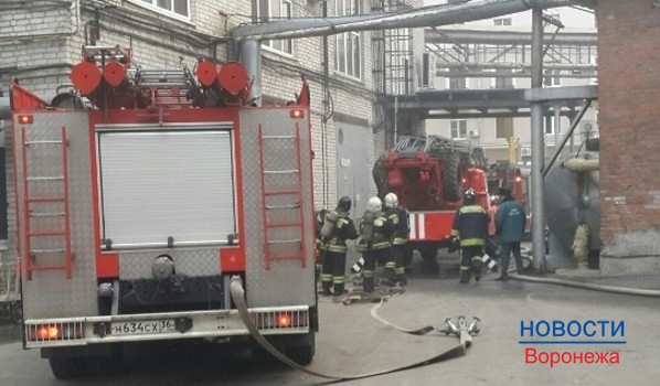 Десять пожарных машин работали на месте ЧП.