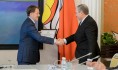 Алексей Гордеев вручил сертификаты победителям.