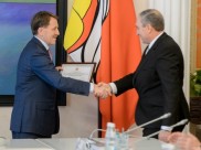 Алексей Гордеев вручил сертификаты победителям.