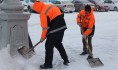 Дворники с утра вышли на борьбу со снегом