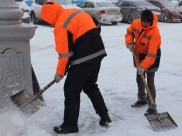 Дворники с утра вышли на борьбу со снегом