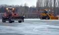Техника расчищает полосы, перрон и стоянки от снега и льда.