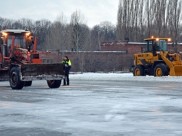 Техника расчищает полосы, перрон и стоянки от снега и льда.
