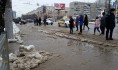 Воронежцы не могут перейти дорогу из-за глубокой лужи.