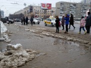 Воронежцы не могут перейти дорогу из-за глубокой лужи.