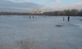 При плюсовой температуре выше риск провалиться под воду.