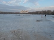 При плюсовой температуре выше риск провалиться под воду.