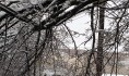 Провода рвутся под тяжестью льда и упавших на них веток.
