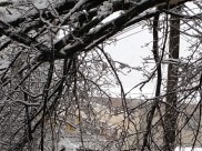 Провода рвутся под тяжестью льда и упавших на них веток.